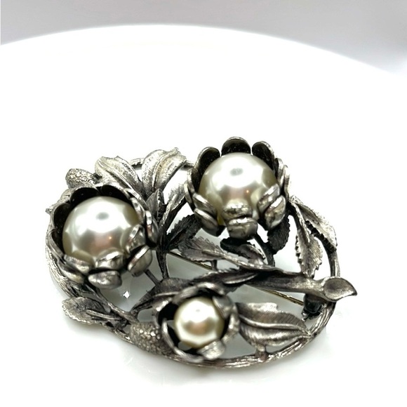 Vintage Silver Faux Pearl Brooch with Art Nouveau Design Floral Large Ornate Pin - Picture 3 of 12